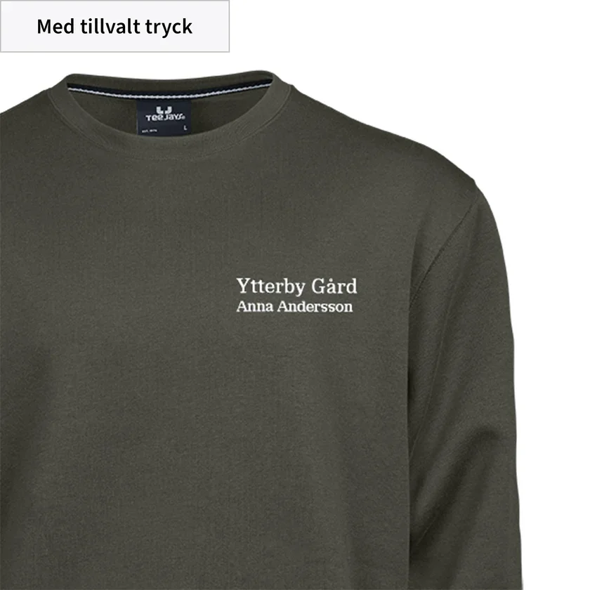 hoodie med namn- och gårdsnamn tilltryck närbild